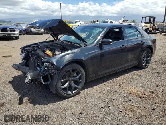 2022 Chrysler 300 S z VIN 2C3CCABG2NH111659, wystawiony jako Copart lot #50275975 z przebiegiem 34 926 mil mil oraz Szkoda całkowita • Salvage title. Historia ofert i sprzedaży dostępna na DreamBid. Obrazek 1.