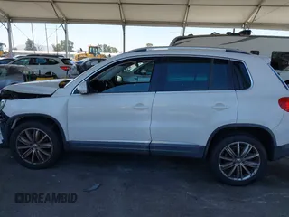 2013 Volkswagen Tiguan SE z VIN WVGAV7AX9DW514874, wystawiony jako IAAI lot #42686433 z przebiegiem 101 782 mil mil oraz . Historia ofert i sprzedaży dostępna na DreamBid. Obrazek 14.