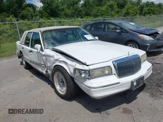 1996 Lincoln Town Car Executive z VIN 1LNLM81W0TY602935, wystawiony jako IAAI lot #42431429 z przebiegiem 98 677 mil mil oraz . Historia ofert i sprzedaży dostępna na DreamBid. Obrazek 1.