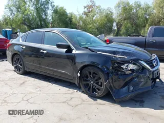 2017 Nissan Altima SV z VIN 1N4AL3AP0HC187796, wystawiony jako IAAI lot #42247396 z przebiegiem 106 024 mil mil oraz . Historia ofert i sprzedaży dostępna na DreamBid. Obrazek 1.