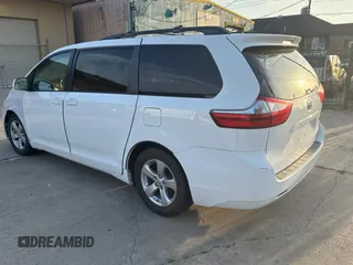 2015 Toyota Sienna LE AAS z VIN 5TDKK3DC5FS679407, wystawiony jako Copart lot #60572255 z przebiegiem 71 303 mil mil oraz Szkoda całkowita • Salvage title. Historia ofert i sprzedaży dostępna na DreamBid. Obrazek 3.