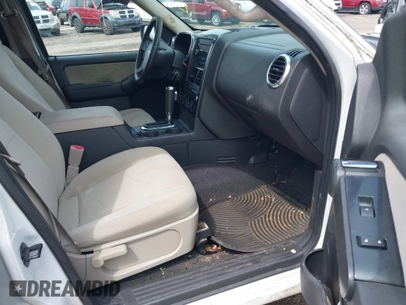 2008 Ford Explorer XLT with VIN 1FMEU73E28UB09103, listed as a IAAI auction lot 42135200 with 69,871 mi miles. Bid and sale history available at carsss.com. Image 5.