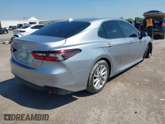 2024 Toyota Camry LE z VIN 4T1R11AKXRU883388, wystawiony jako IAAI lot #41977607 z przebiegiem 8 784 mil mil oraz . Historia ofert i sprzedaży dostępna na DreamBid. Obrazek 4.