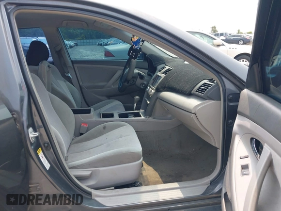 2011 Toyota Camry LE z VIN 4T1BF3EK0BU678810, wystawiony jako IAAI lot #42389108 z przebiegiem 240 908 mil mil oraz . Historia ofert i sprzedaży dostępna na DreamBid. Obrazek 5.