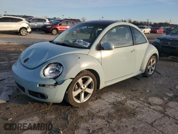 2010 Volkswagen Beetle z VIN 3VWRG3AG6AM026730, wystawiony jako Copart lot #84917584 z przebiegiem Nie podano mil oraz Szkoda całkowita • Salvage title. Historia ofert i sprzedaży dostępna na DreamBid. Obrazek 1.