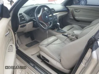 2009 BMW 1 Series 128i z VIN WBAUL73539VJ76952, wystawiony jako Copart lot #76992254 z przebiegiem Nie podano mil oraz Szkody całkowita. Historia ofert i sprzedaży dostępna na DreamBid. Obrazek 8.