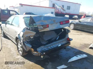 1998 Toyota Camry LE z VIN 4T1BF28K4WU051992, wystawiony jako IAAI lot #41426638 z przebiegiem 166 763 mil mil oraz . Historia ofert i sprzedaży dostępna na DreamBid. Obrazek 6.