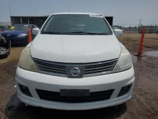 2008 Nissan Versa S z VIN 3N1BC11E18L395470, wystawiony jako Copart lot #58639875 z przebiegiem 194 493 mil mil oraz Czysty tytuł • Clean title. Historia ofert i sprzedaży dostępna na DreamBid. Obrazek 5.