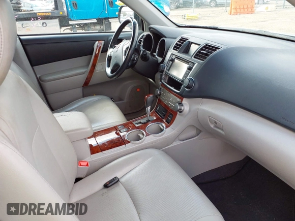 2013 Toyota Highlander Limited z VIN 5TDDK3EH1DS258901, wystawiony jako IAAI lot #42026696 z przebiegiem 110 465 mil mil oraz . Historia ofert i sprzedaży dostępna na DreamBid. Obrazek 5.