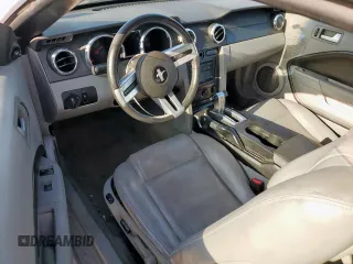 2008 Ford Mustang Deluxe z VIN 1ZVHT84NX85201463, wystawiony jako Copart lot #55823485 z przebiegiem 197 944 mil mil oraz Czysty tytuł • Clean title. Historia ofert i sprzedaży dostępna na DreamBid. Obrazek 8.