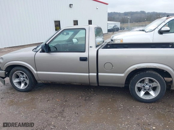 2000 Chevrolet S-10 LS with VIN 1GCCS14W2Y8168652, listed as a IAAI auction lot 41515733 with 263,672 mi miles. Bid and sale history available at carsss.com. Image 15.