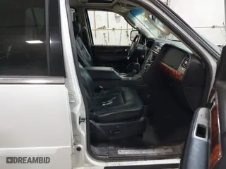 2003 Lincoln Navigator Luxury with VIN 5LMFU28RX3LJ31607, listed as a IAAI auction lot 41912435 with 206,141 mi miles. Bid and sale history available at carsss.com. Image 5.