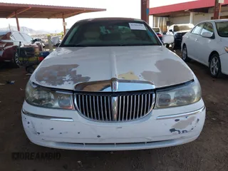 2002 Lincoln Town Car Signature z VIN 1LNHM82W02Y626302, wystawiony jako IAAI lot #41988496 z przebiegiem 193 346 mil mil oraz . Historia ofert i sprzedaży dostępna na DreamBid. Obrazek 6.