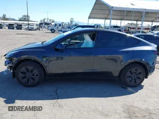 2025 Tesla Model Y Long Range z VIN 7SAYGDED0SF314885, wystawiony jako IAAI lot #41871384 z przebiegiem 1 795 mil mil oraz . Historia ofert i sprzedaży dostępna na DreamBid. Obrazek 15.