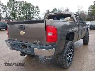 2007 Chevrolet Silverado 1500 LT w/1LT with VIN 2GCEC19J971723987, listed as a IAAI auction lot 41449499 with 302,703 mi miles. Bid and sale history available at carsss.com. Image 4.