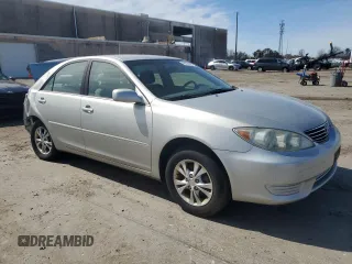 2005 Toyota Camry LE with VIN 4T1BF30K15U093326, listed as a Copart auction lot 48425395 with 90,728 mi miles and Salvage Title. Bid and sale history available at DreamBid. Image 4.