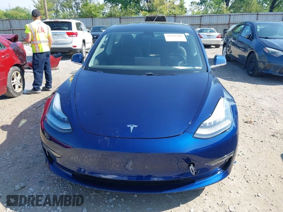 2018 Tesla Model 3 Long Range Battery z VIN 5YJ3E1EB0JF064945, wystawiony jako IAAI lot #42198286 z przebiegiem 35 112 mil mil oraz . Historia ofert i sprzedaży dostępna na DreamBid. Obrazek 13.