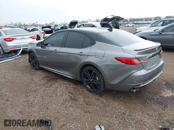 2025 Toyota Camry LE z VIN 4T1DAACK5SU554563, wystawiony jako IAAI lot #41788016 z przebiegiem 4 023 mil mil oraz . Historia ofert i sprzedaży dostępna na DreamBid. Obrazek 3.