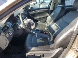 2015 Volkswagen Passat Limited Edition Edition z VIN 1VWAT7A33FC103074, wystawiony jako Copart lot #49218995 z przebiegiem 67 482 mil mil oraz Szkoda całkowita • Salvage title. Historia ofert i sprzedaży dostępna na DreamBid. Obrazek 7.