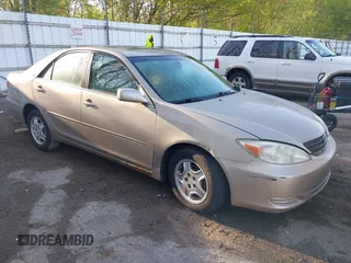2003 Toyota Camry LE z VIN 4T1BF32K03U562089, wystawiony jako IAAI lot #42213639 z przebiegiem 281 054 mil mil oraz . Historia ofert i sprzedaży dostępna na DreamBid. Obrazek 1.