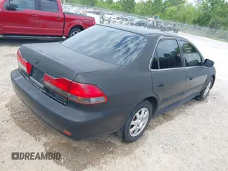 2002 Honda Accord SE z VIN 1HGCG668X2A171099, wystawiony jako IAAI lot #42081358 z przebiegiem 215 915 mil mil oraz . Historia ofert i sprzedaży dostępna na DreamBid. Obrazek 4.
