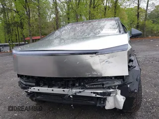 2024 Tesla Cybertruck z VIN 7G2CEHED7RA041694, wystawiony jako IAAI lot #41960418 z przebiegiem 1 177 mil mil oraz . Historia ofert i sprzedaży dostępna na DreamBid. Obrazek 11.