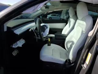 2022 Tesla Model Y Performance z VIN 7SAYGDEF1NF405329, wystawiony jako Copart lot #57249195 z przebiegiem 62 423 mil mil oraz Szkoda całkowita • Salvage title. Historia ofert i sprzedaży dostępna na DreamBid. Obrazek 7.