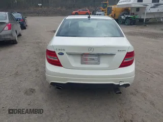 2012 Mercedes-Benz C 300 Sport z VIN WDDGF8BB1CR197311, wystawiony jako IAAI lot #42130814 z przebiegiem 93 335 mil mil oraz . Historia ofert i sprzedaży dostępna na DreamBid. Obrazek 16.