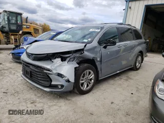 2023 Toyota Sienna XSE 25th Anniversary z VIN 5TDCSKFC3PS103084, wystawiony jako Copart lot #79702214 z przebiegiem 17 737 mil mil oraz Szkoda całkowita • Salvage title. Historia ofert i sprzedaży dostępna na DreamBid. Obrazek 1.