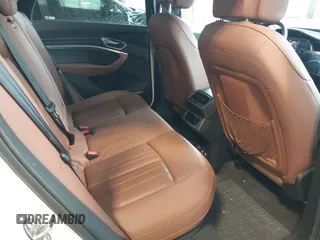 2019 Audi e-tron Premium Plus с VIN WA1LAAGE4KB023803, выставлен на аукционе IAAI как лот 42184693 с пробегом 30 746 миль миль и . История ставок и продаж доступна на DreamBid. Изображение 8.