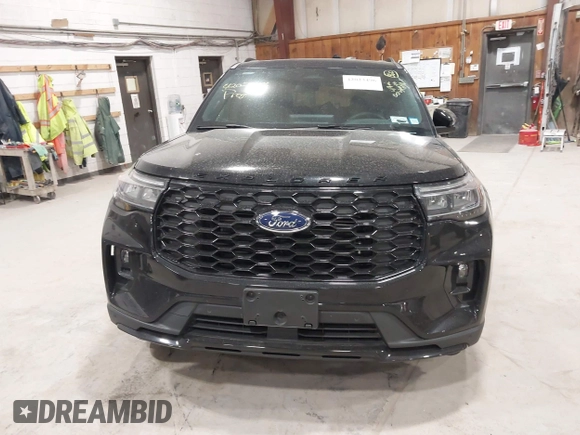 2025 Ford Explorer ST-Line z VIN 1FMUK8KH5SGA50542, wystawiony jako IAAI lot #42023496 z przebiegiem 8 419 mil mil oraz . Historia ofert i sprzedaży dostępna na DreamBid. Obrazek 13.