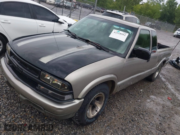 2001 Chevrolet S-10 LS with VIN 1GCCS19551K148520, listed as a IAAI auction lot 42218952 with 199,320 mi miles and . Bid and sale history available at DreamBid. Image 2.