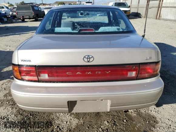 1992 Toyota Camry LE with VIN 4T1SK12E6NU059325, listed as a Copart auction lot 80712404 with 163,685 mi miles and Salvage Title. Bid and sale history available at carsss.com. Image 6.