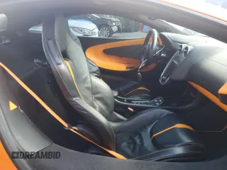 2017 McLaren 570S z VIN SBM13DAA7HW001866, wystawiony jako Copart lot #59182654 z przebiegiem 32 951 mil mil oraz Szkody całkowita. Historia ofert i sprzedaży dostępna na DreamBid. Obrazek 10.