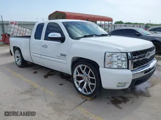 2011 Chevrolet Silverado 1500 LT with VIN 1GCRCSE07BZ103076, listed as a IAAI auction lot 41947829 with 206,666 mi miles. Bid and sale history available at carsss.com. Image 1.