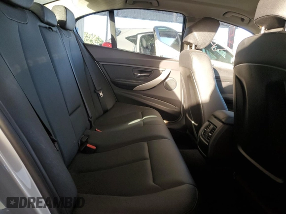 2018 BMW 3 Series 320i z VIN WBA8A9C53JAH13580, wystawiony jako Copart lot #74579773 z przebiegiem 26 828 mil mil oraz Nie do naprawy • Non repairable. Historia ofert i sprzedaży dostępna na DreamBid. Obrazek 10.