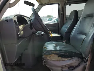 2003 Ford Econoline Passenger XL z VIN 1FBSS31S13HB64470, wystawiony jako Copart lot #55650805 z przebiegiem 278 968 mil mil oraz Szkoda całkowita • Salvage title. Historia ofert i sprzedaży dostępna na DreamBid. Obrazek 7.
