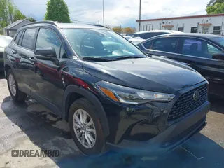 2022 Toyota Corolla Cross LE z VIN 7MUCAAAG8NV037030, wystawiony jako IAAI lot #42014483 z przebiegiem 39 146 mil mil oraz . Historia ofert i sprzedaży dostępna na DreamBid. Obrazek 1.