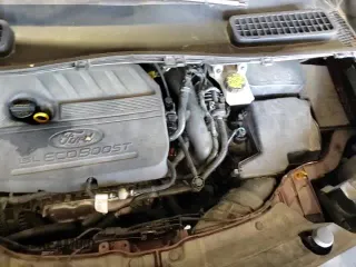 2018 Ford Escape SE z VIN 1FMCU9GD9JUC85138, wystawiony jako Copart lot #90274065 z przebiegiem 107 143 mil mil oraz Czysty tytuł • Clean title. Historia ofert i sprzedaży dostępna na DreamBid. Obrazek 14.