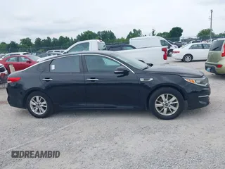 2017 Kia Optima LX z VIN 5XXGT4L36HG152832, wystawiony jako IAAI lot #42445597 z przebiegiem 183 875 mil mil oraz . Historia ofert i sprzedaży dostępna na DreamBid. Obrazek 13.