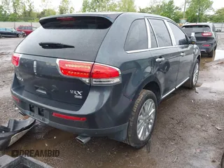 2013 Lincoln MKX z VIN 2LMDJ8JK4DBL30807, wystawiony jako IAAI lot #42199404 z przebiegiem 153 475 mil mil oraz . Historia ofert i sprzedaży dostępna na DreamBid. Obrazek 4.
