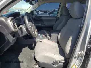 2018 Toyota Tacoma SR5 z VIN 3TMAZ5CN8JM077857, wystawiony jako Copart lot #52570945 z przebiegiem 50 182 mil mil oraz Szkoda całkowita • Salvage title. Historia ofert i sprzedaży dostępna na DreamBid. Obrazek 7.