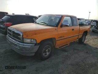 1996 Dodge 1500 z VIN 3B7HC13Z6TG102221, wystawiony jako Copart lot #82932334 z przebiegiem 226 576 mil mil oraz Czysty tytuł • Clean title. Historia ofert i sprzedaży dostępna na DreamBid. Obrazek 1.