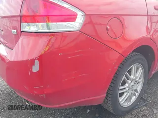 2008 Ford Focus SE z VIN 1FAHP35N08W101901, wystawiony jako IAAI lot #42288509 z przebiegiem 211 470 mil mil oraz . Historia ofert i sprzedaży dostępna na DreamBid. Obrazek 6.