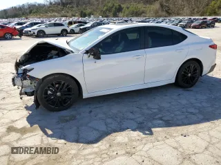 2025 Toyota Camry LE z VIN 4T1DBADK9SU512604, wystawiony jako Copart lot #49284005 z przebiegiem 7 111 mil mil oraz Szkoda całkowita • Salvage title. Historia ofert i sprzedaży dostępna na DreamBid. Obrazek 1.