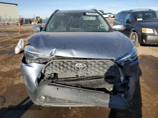 2022 Toyota Corolla Cross XLE z VIN 7MUDAABG5NV034976, wystawiony jako Copart lot #42742615 z przebiegiem 24 642 mil mil oraz Szkoda całkowita • Salvage title. Historia ofert i sprzedaży dostępna na DreamBid. Obrazek 5.