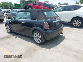2010 MINI Convertible z VIN WMWMR3C51ATU97251, wystawiony jako IAAI lot #42408143 z przebiegiem 117 315 mil mil oraz . Historia ofert i sprzedaży dostępna na DreamBid. Obrazek 3.