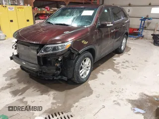 2014 Kia Sorento LX z VIN 5XYKT3A63EG429977, wystawiony jako IAAI lot #41537822 z przebiegiem 121 423 mil mil oraz . Historia ofert i sprzedaży dostępna na DreamBid. Obrazek 17.