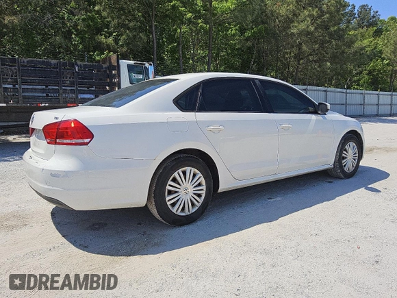 2014 Volkswagen Passat S z VIN 1VWAT7A3XEC092377, wystawiony jako Copart lot #50819465 z przebiegiem 133 119 mil mil oraz Czysty tytuł • Clean title. Historia ofert i sprzedaży dostępna na DreamBid. Obrazek 3.