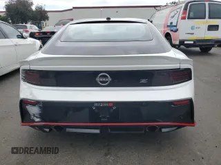 2024 Nissan Z Nismo z VIN JN1BZ4CH7RM362763, wystawiony jako Copart lot #71662764 z przebiegiem 3339 mil mil oraz Szkody całkowita. Historia ofert i sprzedaży dostępna na DreamBid. Obrazek 6.